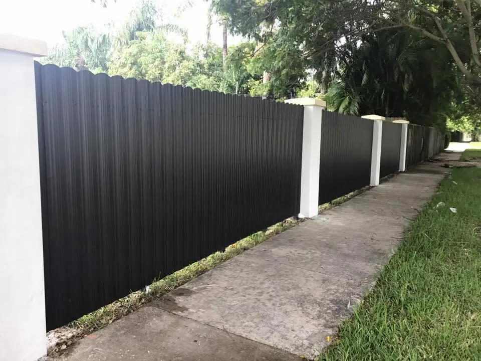 Cerca negra instalada junto a una acera
