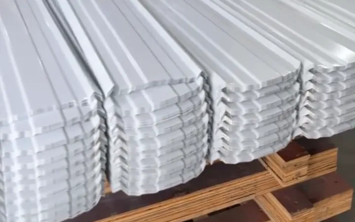 Tablillas blancas apiladas en la planta