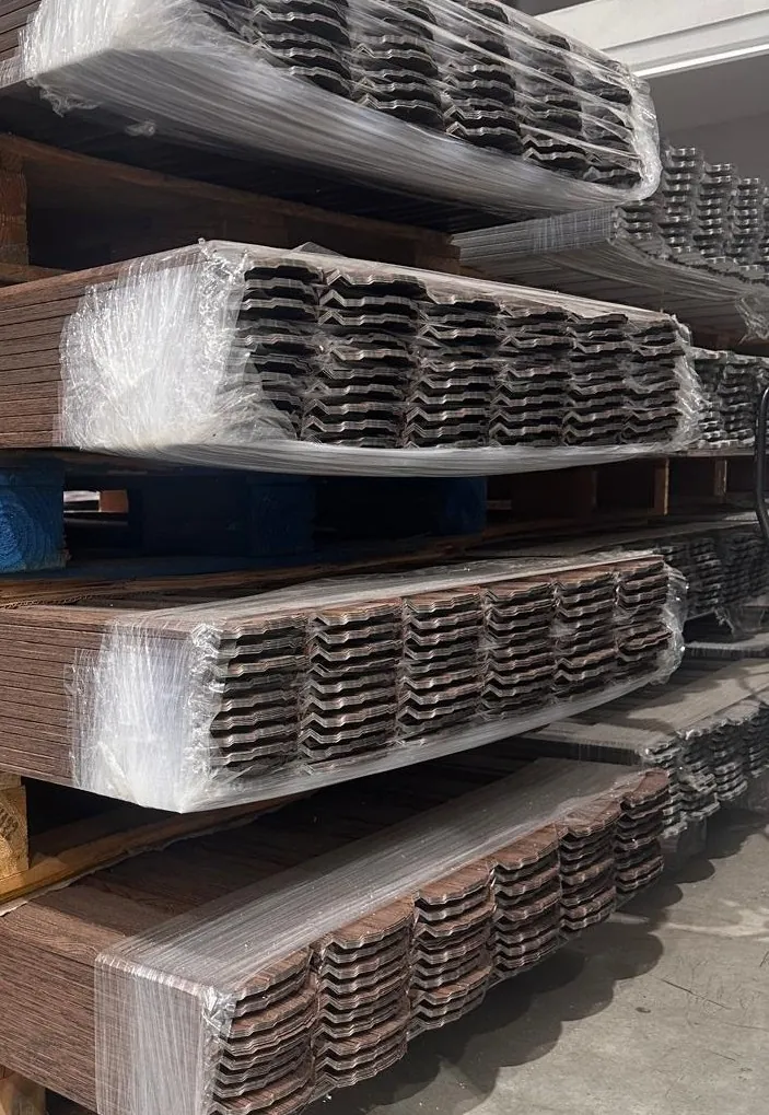 Tablillas con acabado madera agrupadas en la galera